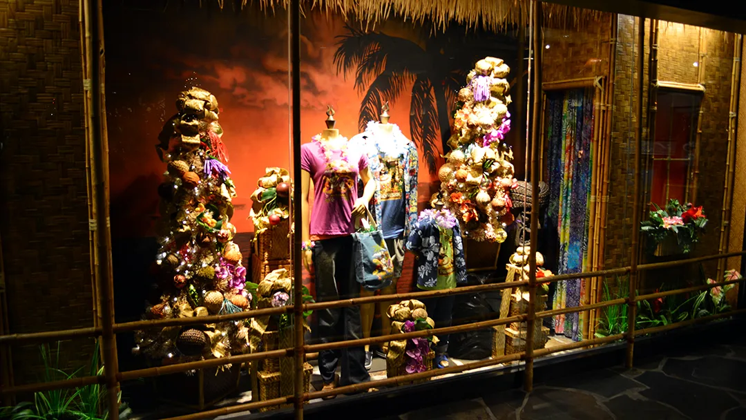 Polynesian Resort Christmas Characters and Christmas Decor (26)