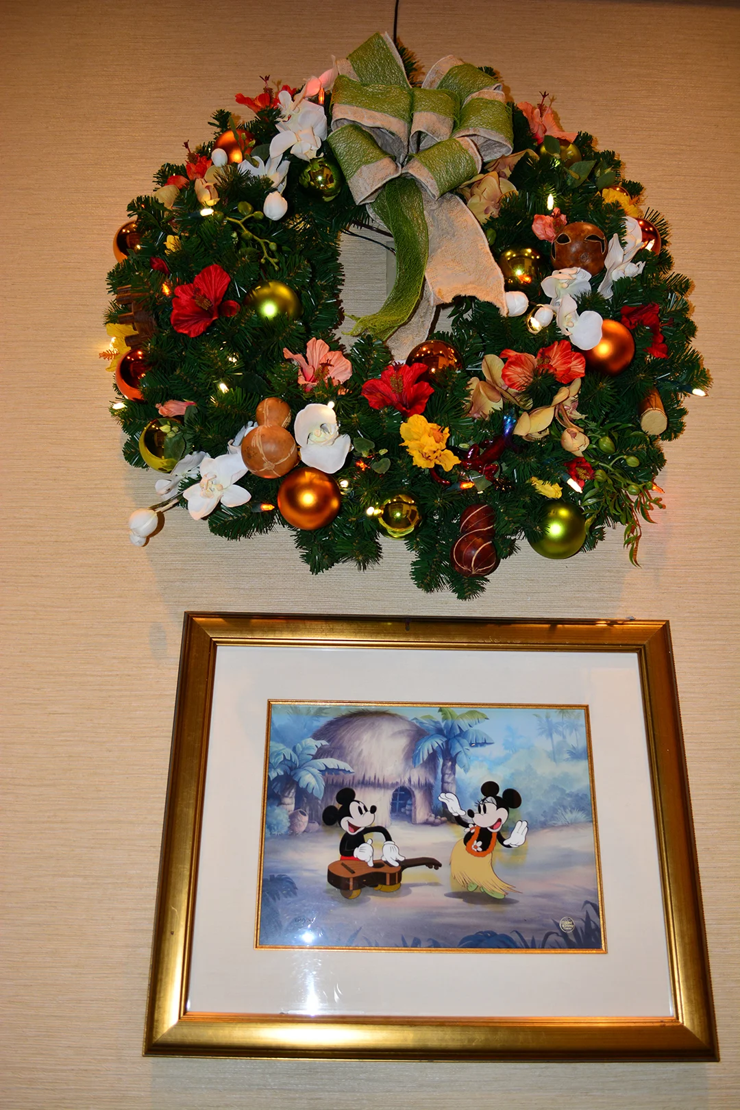 Polynesian Resort Christmas Characters and Christmas Decor (29)