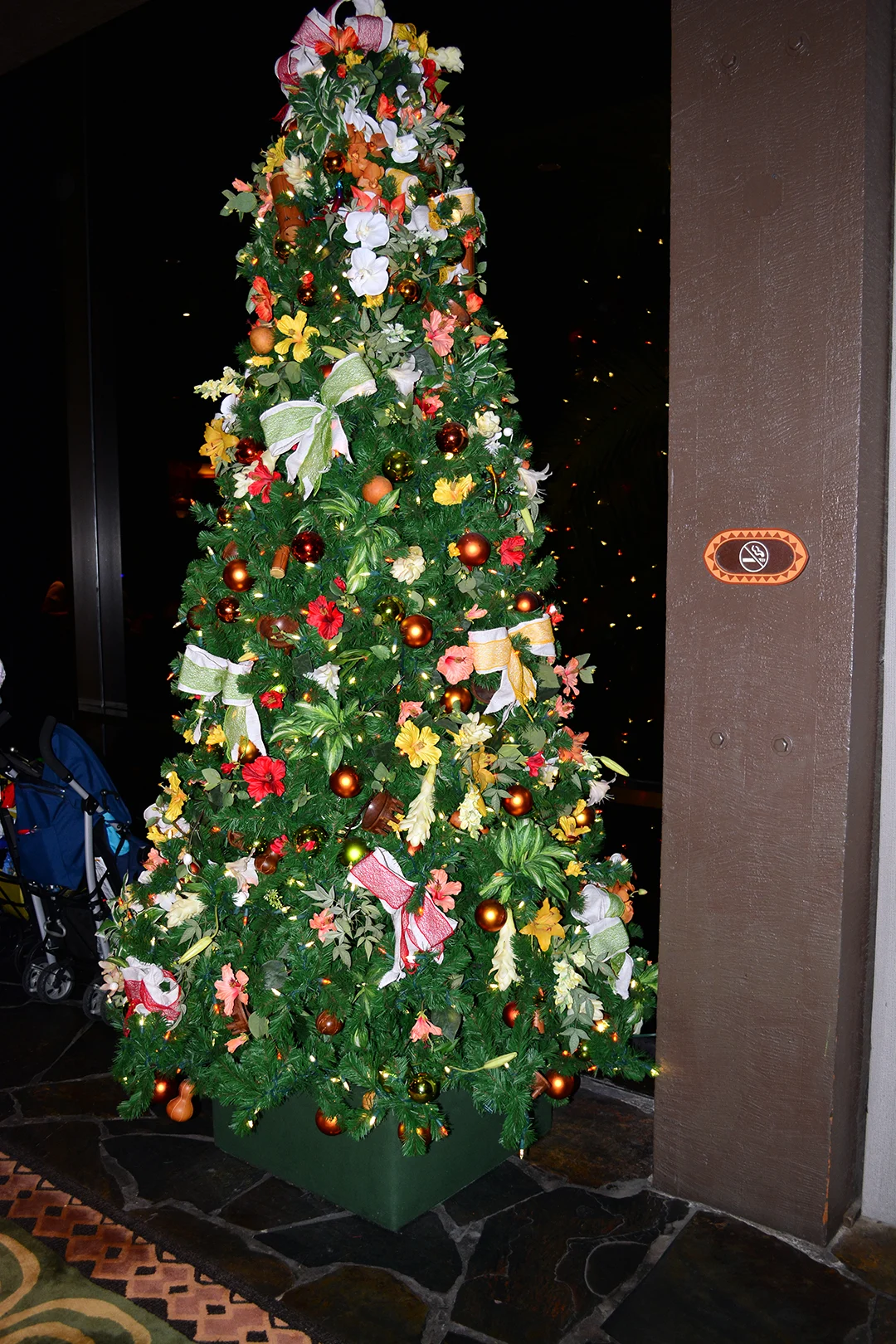 Polynesian Resort Christmas Characters and Christmas Decor (31)