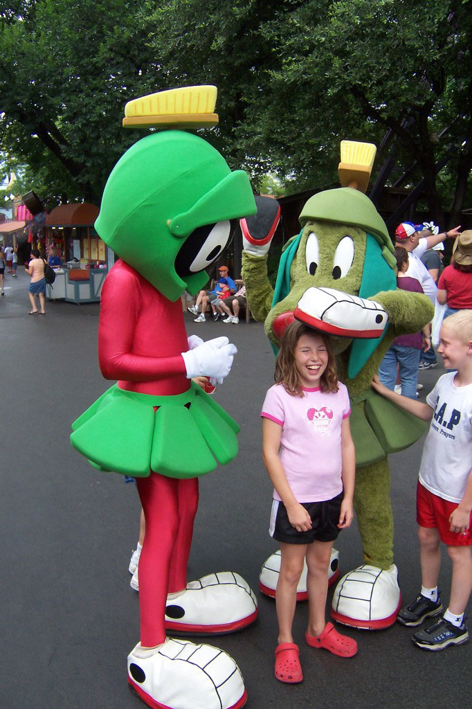 Meeting Looney Tunes and DC Comics characters at Six Flags parks ...