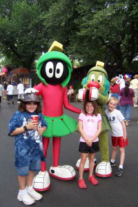 Meeting Looney Tunes and DC Comics characters at Six Flags parks ...