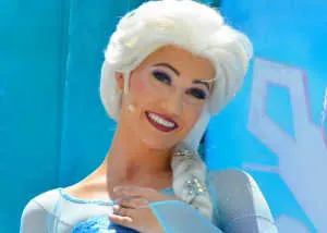 How to experience the Frozen Royal Welcome at Disney's Hollywood Studios #frozenfun #coolestsummerever Elsa