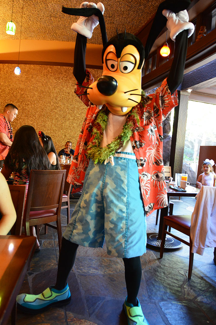 Goofy at Disney’s Aulani Character Breakfast Meal at Makahiki ...