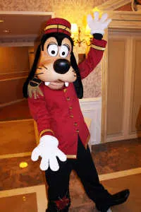 Bellhop Goofy at the Disneyland Paris Hotel kennythepirate #disneyland #paris #disneylandparis #characters