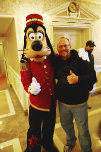 Bellhop Goofy at the Disneyland Paris Hotel kennythepirate #disneyland #paris #disneylandparis #characters