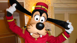 Bellhop Goofy at the Disneyland Paris Hotel kennythepirate #disneyland #paris #disneylandparis #characters