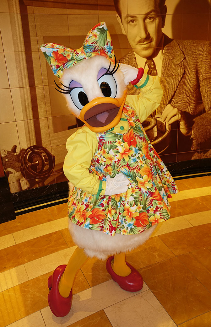 Daisy Duck Island Wear onboard Disney Fantasy | KennythePirate.com