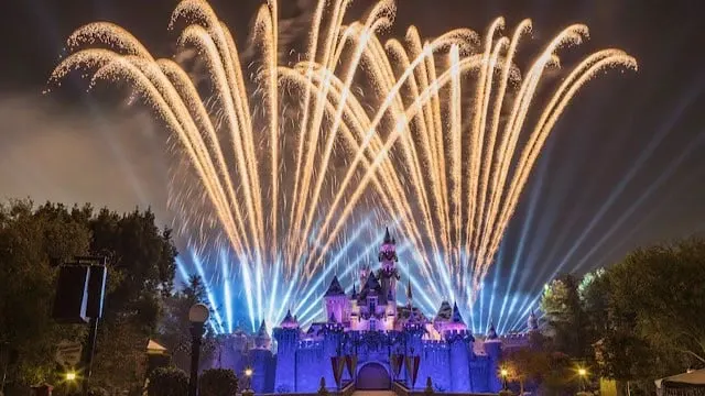 Check out which Nighttime Spectaculars return to these Disney Park for the Holidays