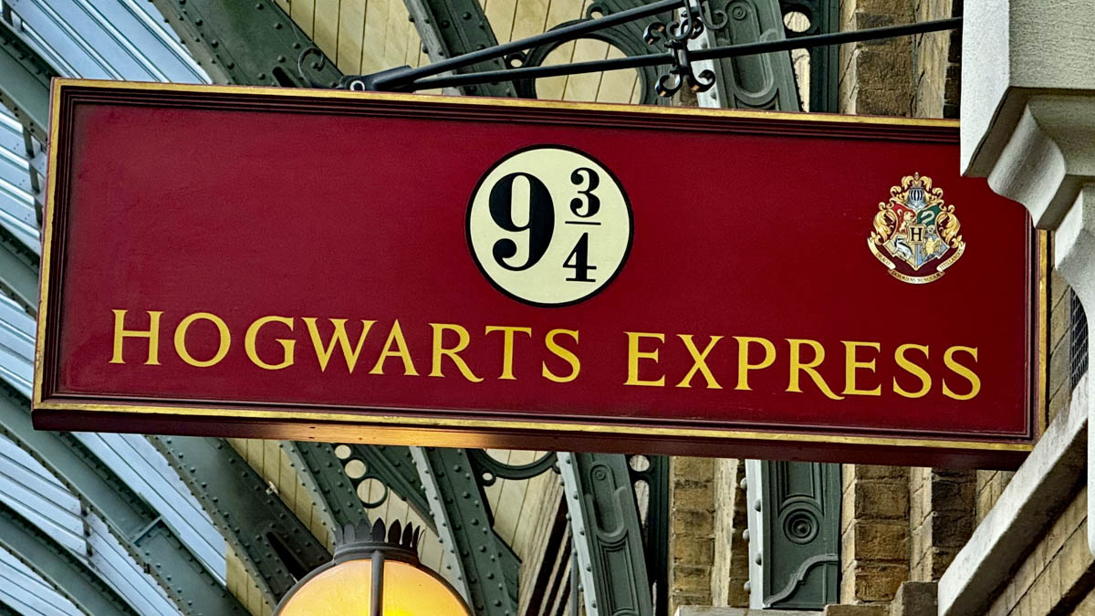 universal harry potter hogwarts express train station kings crossing 9 3/4 sign