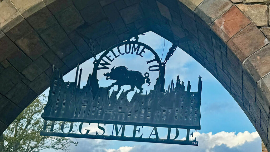 universal islands of adventure welcome to hogsmeade sign