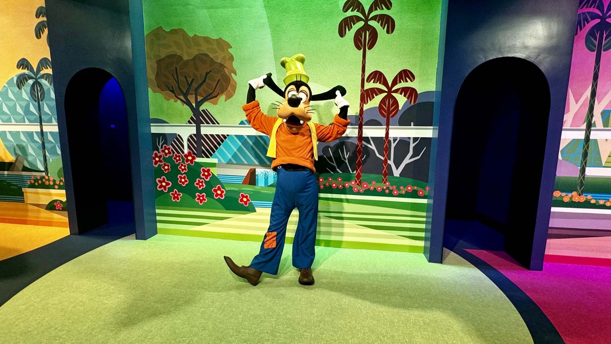 Goofy EPCOT CommuniCore meet greet