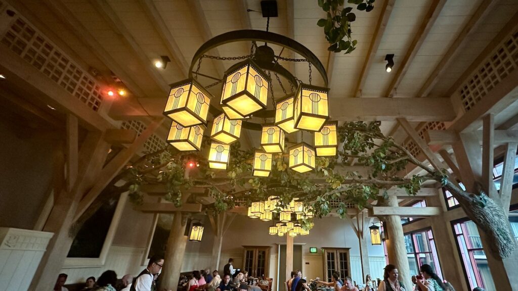 wildernesslodgestorybookdininglighting