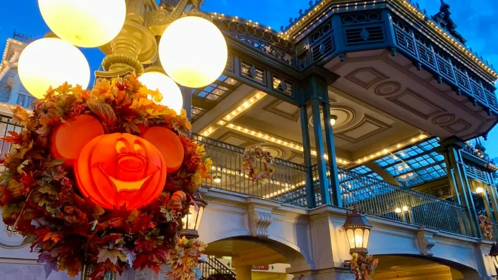 magickingdommickeypumpkinhalloweentrainstation