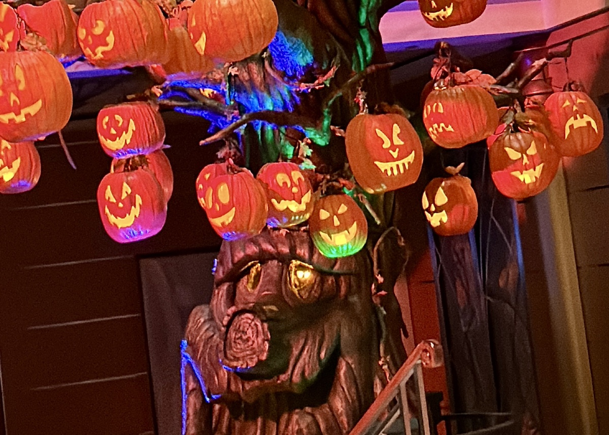 disneycruiselinehalloweenonthehighseaschipanddalepumpkintreelitup