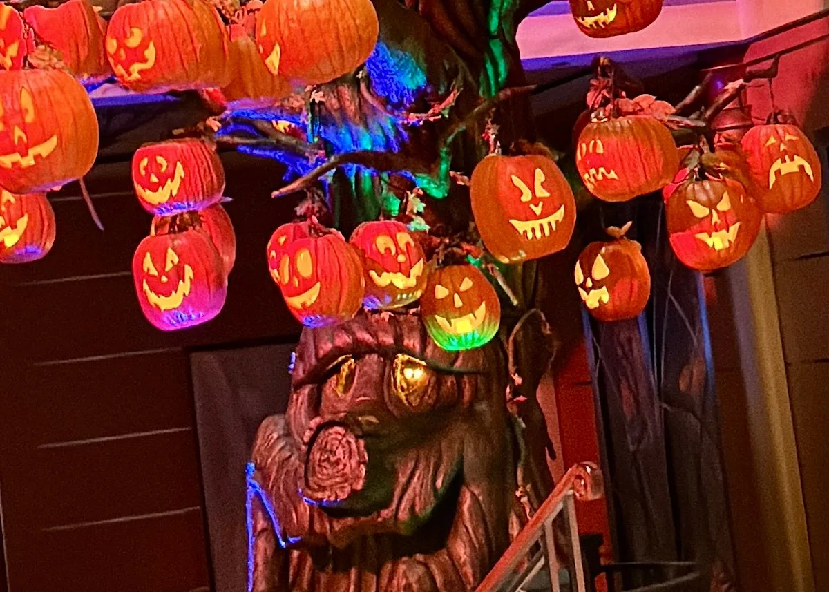 disneycruiselinehalloweenonthehighseaschipanddalepumpkintreelitup