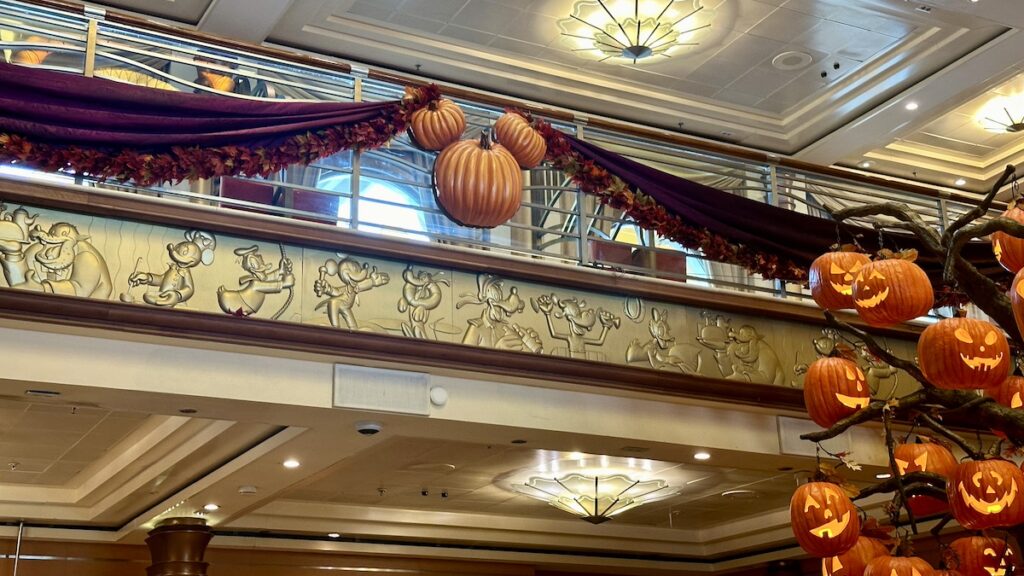 disneycruiselinehalloweenonthehighseasdecor