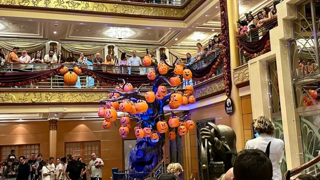 disneycruiselinehalloweenonthehighseaspumpkintree