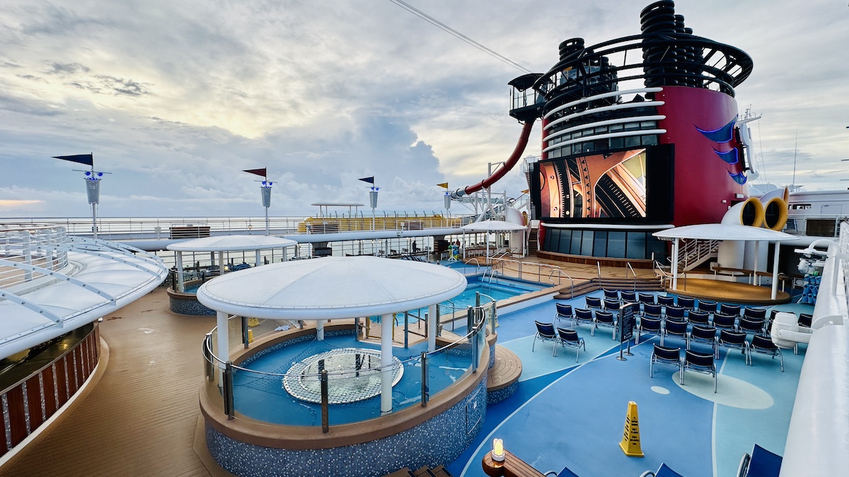 disneycruiselinemagicdeck9pool