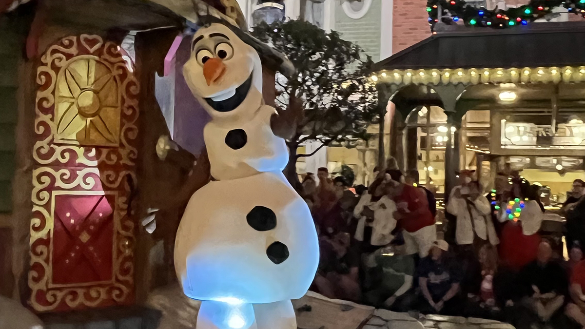 How To Watch the Holiday Parade Without a Party Ticket