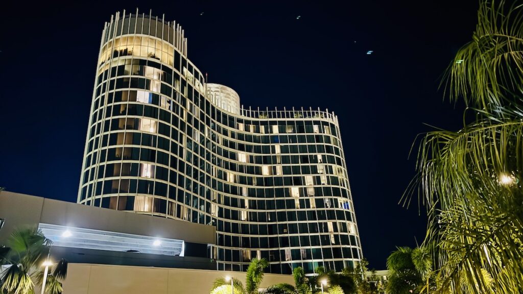 Universal Adventura Hotel night